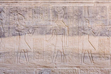 Reliefs au temple de Philae, Assouan, Égypte