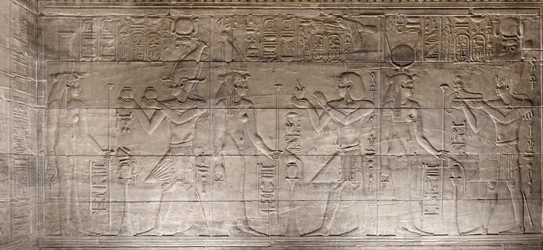Reliefs dans le sanctuaire intérieur, temple de Philae, Assouan, Égypte