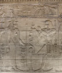 Reliefs dans le sanctuaire intérieur, temple de Philae, Assouan, Égypte