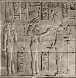 Reliefs dans le sanctuaire intérieur, temple de Philae, Assouan, Égypte