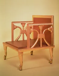 Reconstitution de la chaise de la reine Hetepheres, provenant de sa tombe à Gizeh, vers 2600 av. J.-C.