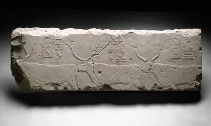 Fragment de relief avec le bétail du roi Khufu, vers 2535 av. J.-C.