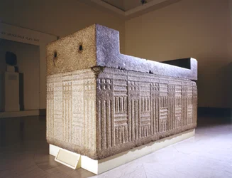 Sarcophage avec couvercle séparé, provenant de Gizeh, Égypte, Ancien Empire, vers 2555-2532 av. J.-C.