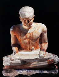 Scribe assis, de Gizeh, Égypte, 2575 av. J.-C., IVe dynastie