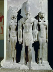 Triade de Menkaourê (Mykérinos) avec la déesse Hathor et la déesse du nome d