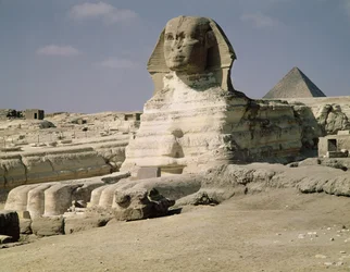 Vue du nord-est du Sphinx, datant du règne du roi Khéphren, Ancien Empire, 2600-2500 av. J.-C.