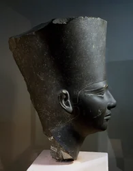 Tête du pharaon Ouserkaf, provenant du temple solaire d