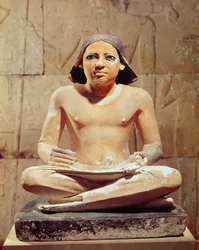 Scribe assis en tailleur tenant un rouleau de papyrus, de Saqqara, Ancien Empire c.2475 av. J.-C.