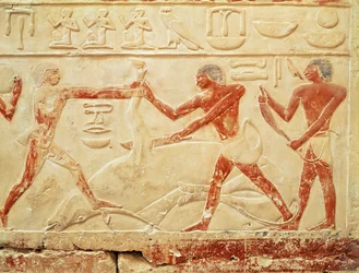 Bouchers abattant un boeuf, relief de la tombe de la princesse Idut, Ancien Empire, vers 2330 av. J.-C.