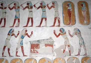 Hommes armés et figure devant un sarcophage, Vallée des Rois, Louxor