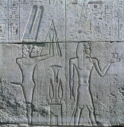 Égypte, Thèbes antique, Louxor, Karnak, relief du dieu Min et Philippe III Arrhidée au Grand Temple d