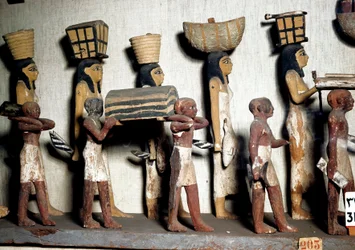 Antiquité égyptienne : un groupe sculpté en bois peint représentant des serviteurs portant des offrandes au défunt. Le Caire, Musée égyptien