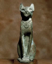 Antiquité égyptienne : la déesse chatte Bastet. Sculpture en bronze. Musée égyptien, Turin, Italie