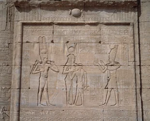 Antiquité égyptienne : vue des bas-reliefs du temple de la déesse Hathor à Denderah