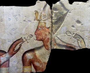 Roi Ramsès II, parmi les dieux. Provient du petit temple construit par le roi Ramsès II à Abydos. Vers 1275 av. J.-C. (19e dynastie) (calcaire peint)