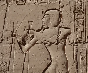 Pharaon portant un cobra, Temple de Louxor