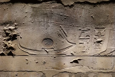 Rê se déplace sur le bateau solaire, temple de Louxor