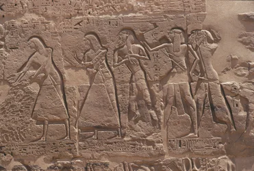 Relief de scribe et captif dans le temple fortifié de Ramsès III à Médinet Habou