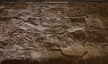 Esclaves portant un bateau, Temple de Louxor (relief)