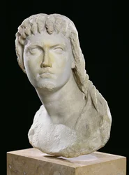 Buste de Cléopâtre II (172-116 av. J.-C.) ou de sa fille Cléopâtre III (141-101 av. J.-C.)
