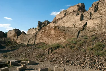 Antiquité égyptienne : murs protégeant le site du temple dédié à Hathor, Dendérah, Égypte