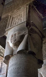 Antiquité égyptienne: chapiteau de colonnes décoré de la déesse Hathor