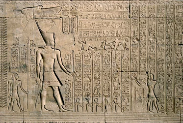 Antiquité égyptienne : relief extérieur avec hiéroglyphes (temple d