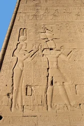 Antiquité égyptienne : relief du mur arrière du temple dédié à la déesse Hathor représentant Cléopâtre et Césarion. Denderah, Égypte