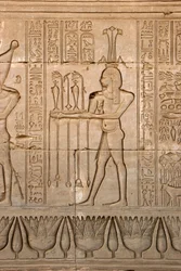 Antiquité égyptienne : représentation du dieu du Nil, Hapy, et hiéroglyphes, temple de Hathor, Dendérah, Égypte