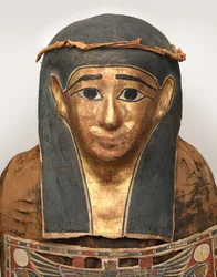 Momie de Nesmin (détail du masque de momie avec couronne de plantes), 200-30 av. J.-C.