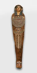 Momie de Nesmin avec couronne de plantes, masque de momie et autres éléments de cartonnage, 200-30 avant J.-C.