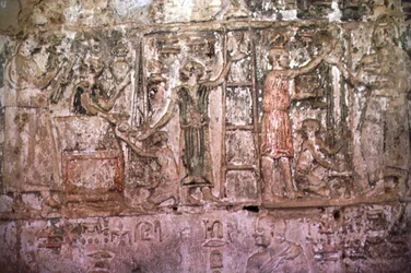 Relief représentant des artisans offrant leur travail dans la tombe de Petosiris, vers 300 av. J.-C.
