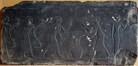 Antiquité égyptienne : plaque calcaire décorée de bas-relief représentant le pressage des fleurs de lotus, VIIIe au VIIe siècle av. J.-C. (relief)