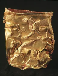 Gobelet décoré de taureau ailé et de monstres à tête d