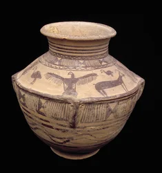 Vase représentant un oiseau de proie aux ailes déployées et d