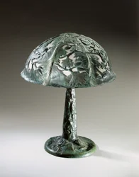 Lampe de table, vers 1910 (laiton patiné et coquillage)
