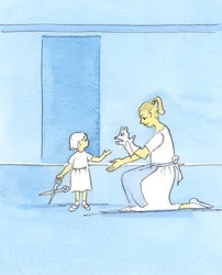 Tout comme une mère distrait un enfant avec quelque chose de 