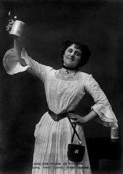 Eva Moore dans le rôle de Kathie dans «Boys, First Come, First Served», 1903
