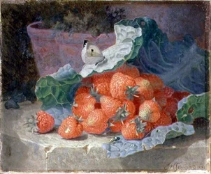 Fraises dans une feuille de chou avec un pot de fleurs derrière