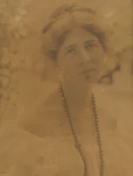 Portrait de Julia Hall McCune 1882-1971, vers 1898