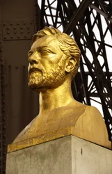 Buste de Gustave Eiffel sous la Tour Eiffel, Paris, France