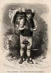 Fruitier, un marchand itinérant de fruits frais, avec son capot de transport et sa balance portable sur le dos, à Roustchouk (Roumanie), gravure d