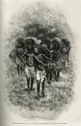 Troupe de jeunes filles portant des paniers remplis de nourriture pour l