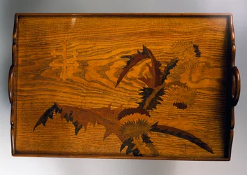 Plateau en bois marqueté à décor de chardons, réalisé par Émile Gallé (1846-1904), 40 x 42 cm, France, XXe siècle