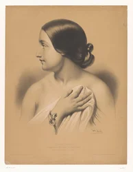 Jeune femme avec bracelet se couvrant