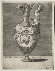 Aiguière ornée de dauphins