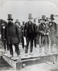 (De gauche à droite) John Scott Russell, Henry Wakefield, Isambard Kingdom Brunel et Lord Derby lors du lancement du SS Great Eastern