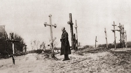 Un soldat russe à la tombe d