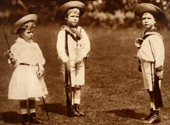 Le jeune roi Édouard VIII entraînant ses frères et sœurs, le duc d