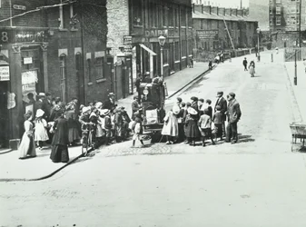 Un organiste de rue à Putney, Londres, 1886